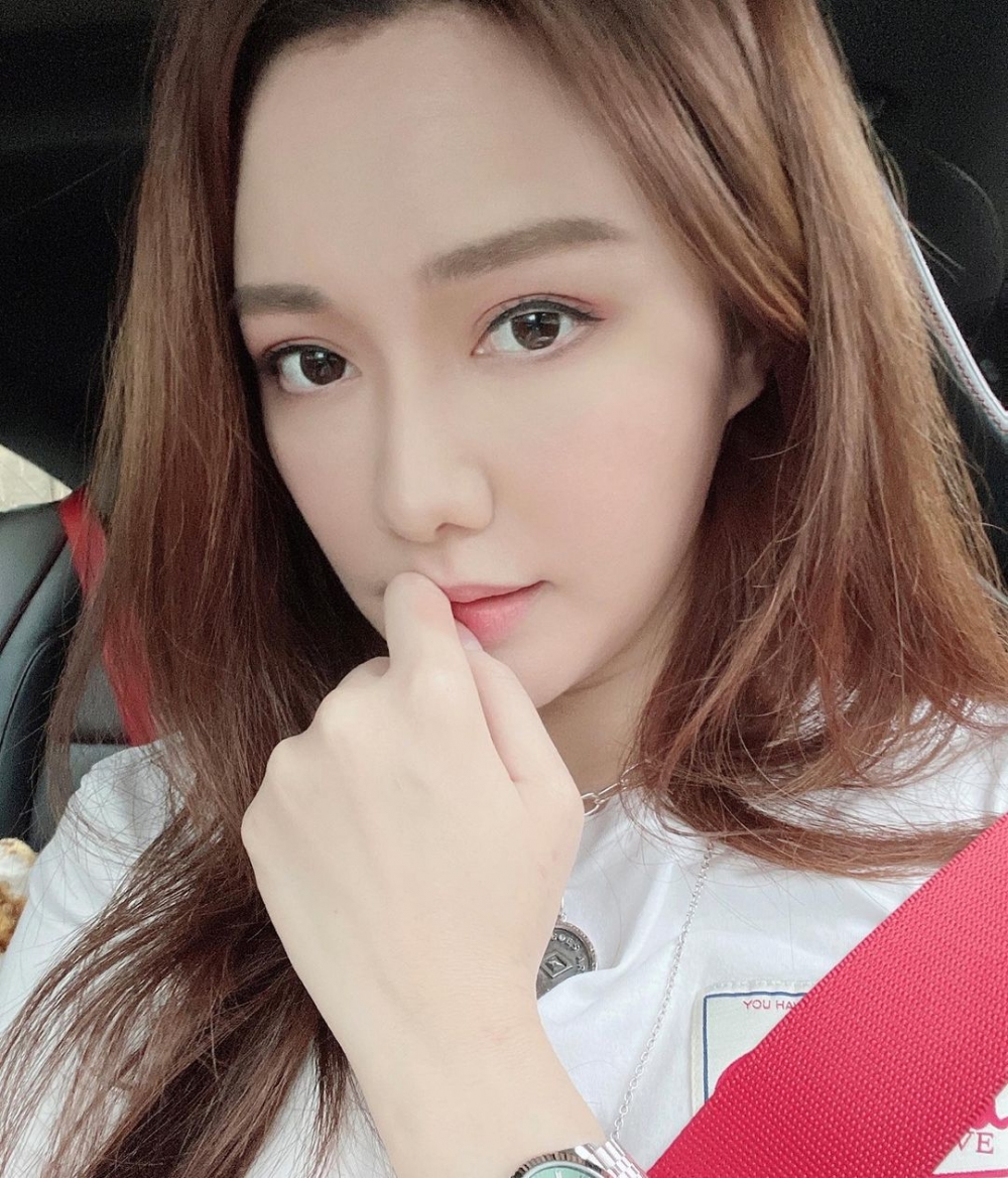 最近靚湯又post自拍，佢表示：「夏天就到喇，希望唔洗再戴口罩同人相處嘅日子快啲到，俾我睇吓你地個樣好冇姐」