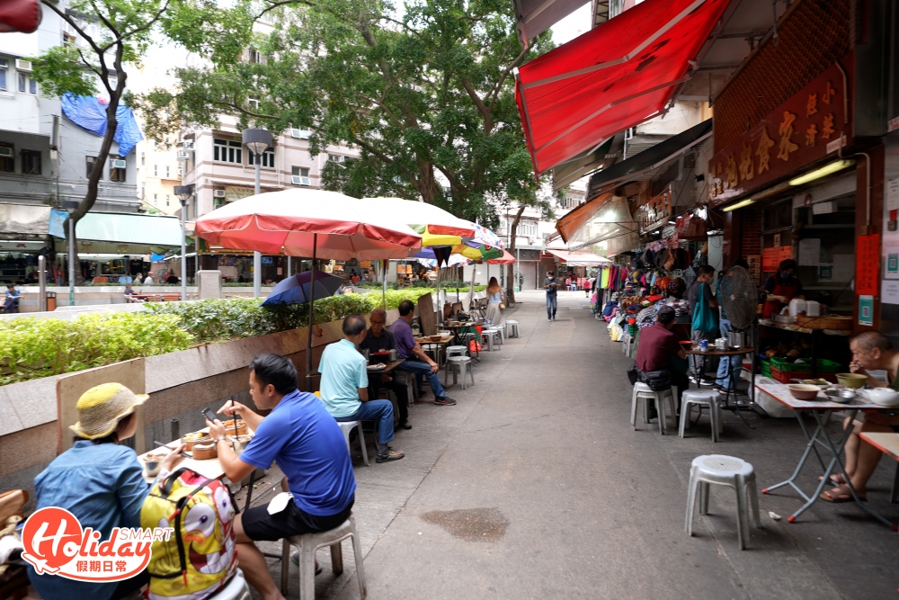 池記食家屹立元朗20多年，一直以平靚正作招徠。光顧點心店的大多是老人家，店外的露天茶座經常坐滿人，街坊享受「嘆茶」同時亦可與一班老友記促膝詳談，打發時間。