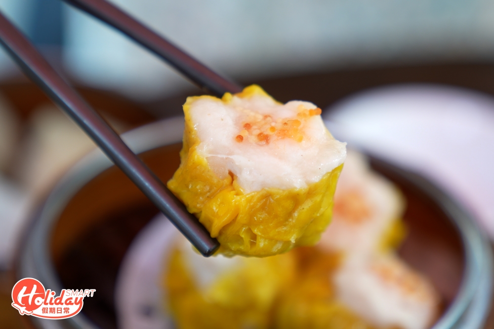 燒賣一盅四件，趁熱吃肉鮮汁豐。燒賣頂層加入蟹籽作裝飾。