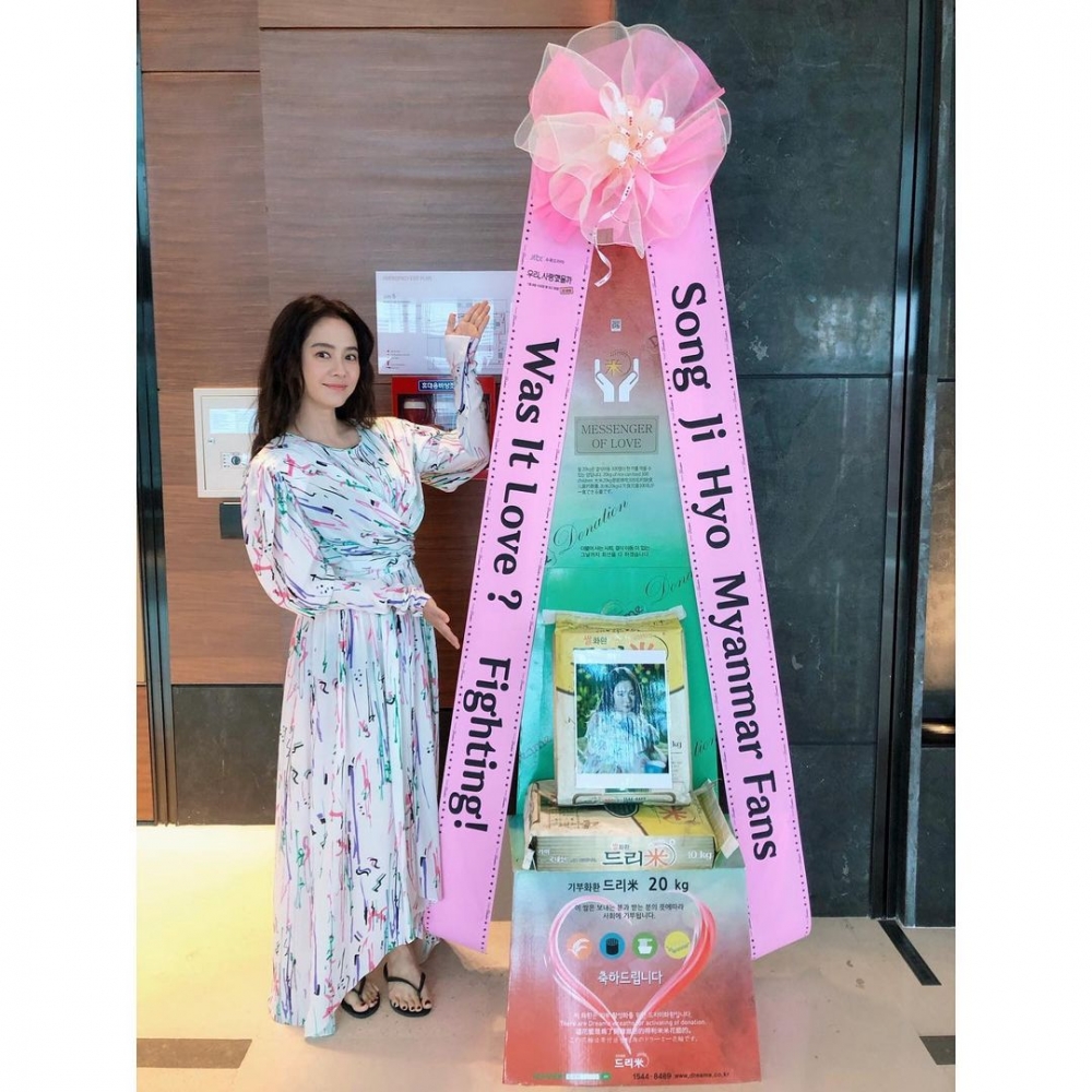 白色連身裙卻未能凸顯智孝嘅好身材及黃金比例！