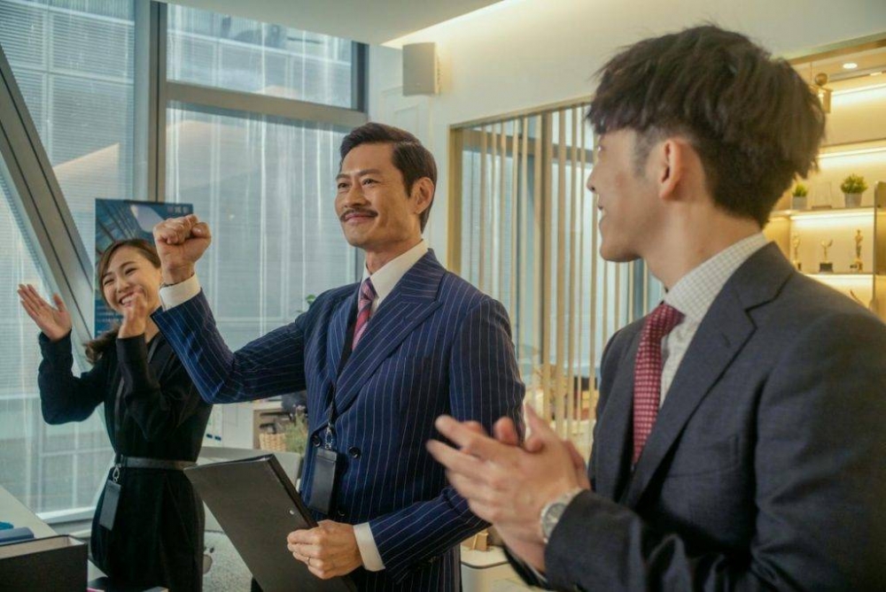 新同事嘅直屬上司係一位40幾、50歲嘅大叔,平時為人都幾nice,同其他下屬都好friend。