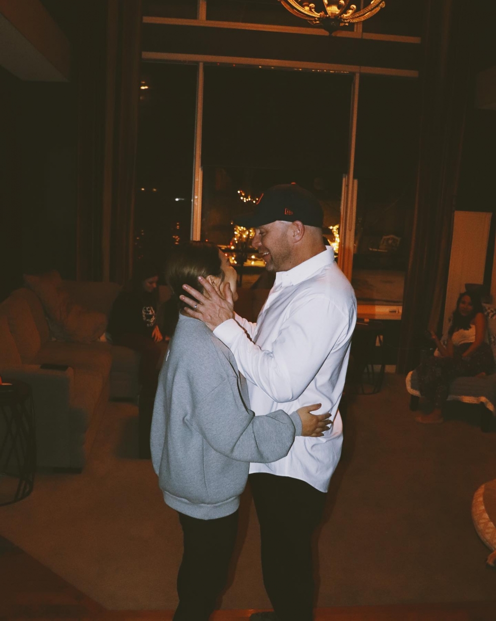 鄧小巧最近連出兩個post，佢表示自己從公佈求婚到結婚，除咗祝福，都收到一啲難聽嘅說話