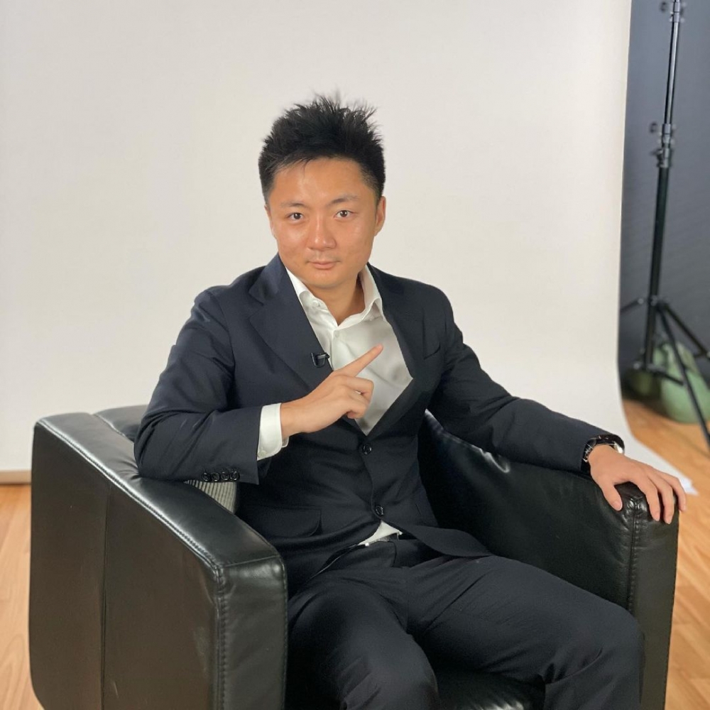 鍾培生身為「百億富三代」,家族背景顯赫,但似乎同袁嘉敏無咩交集