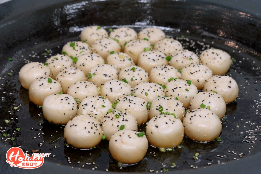 生煎包每日在中央工場新鮮包製再運送至各間分店,餡料標榜用上新鮮豬肉,屬傳統滬式做法,外皮做到上層薄而挺;下層厚度適中,再以大平底鐵鑊煎煮,表面鋪上黑白芝麻和香蔥。