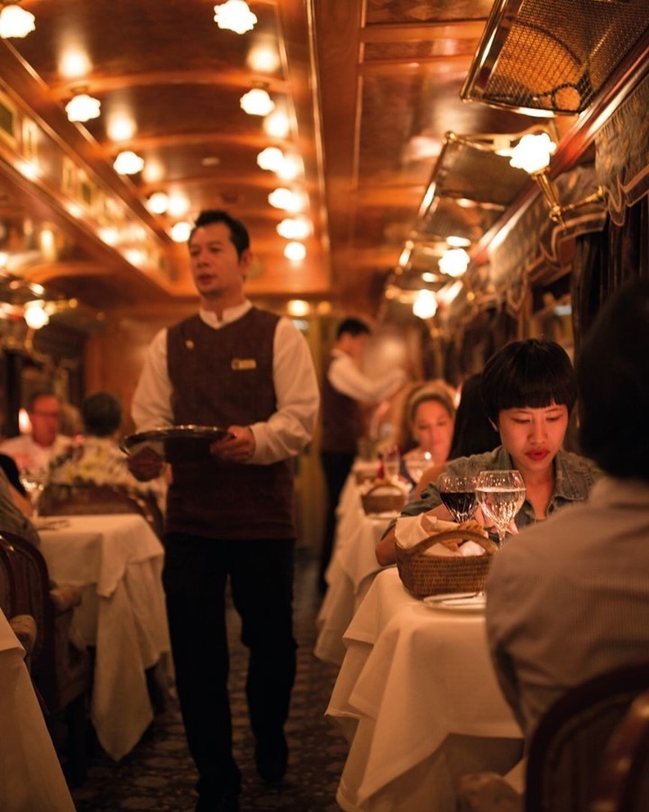 列車內亦有餐飲包廂