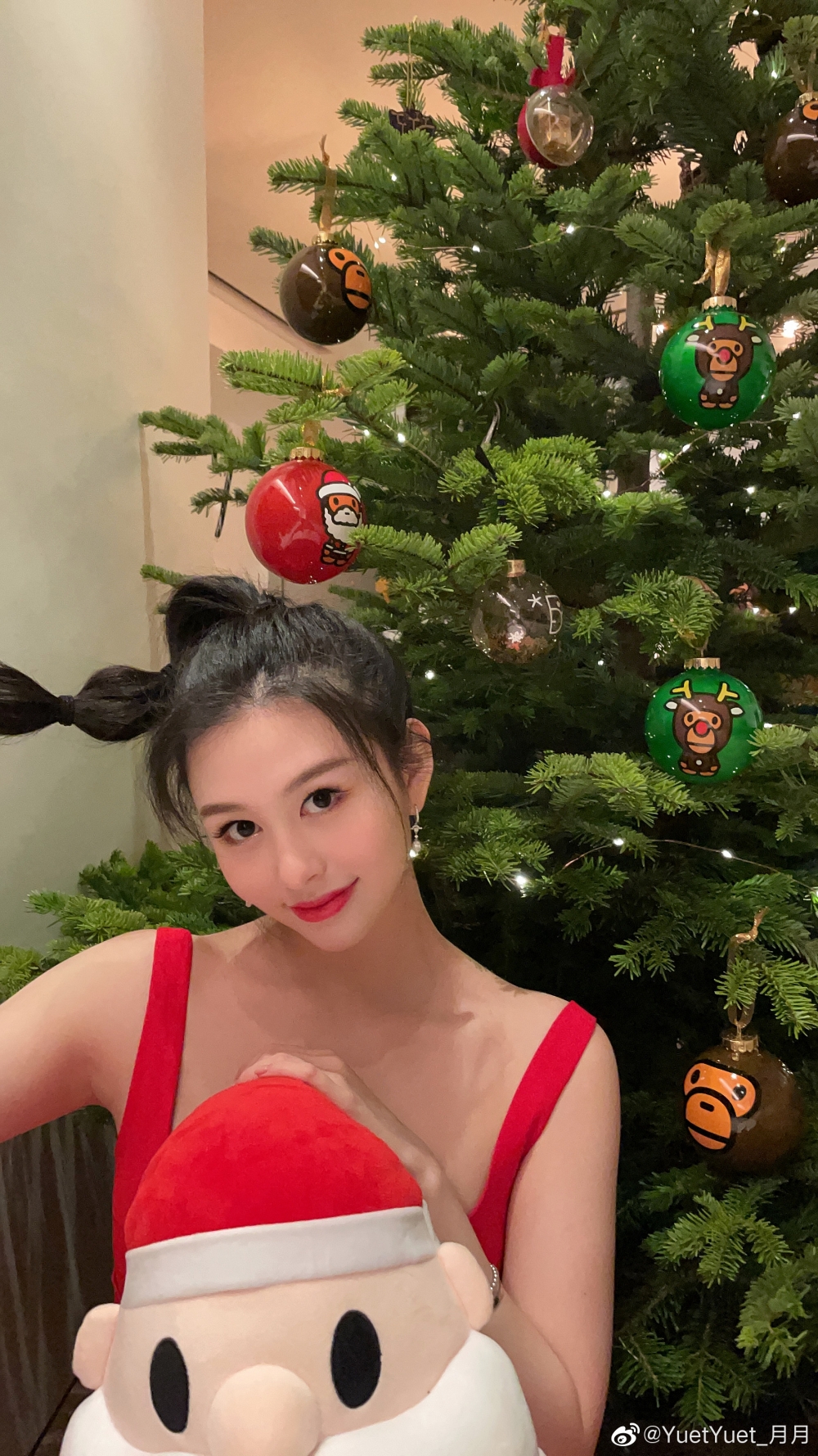 受家人影響,沈月本身就非常關注服裝潮流!