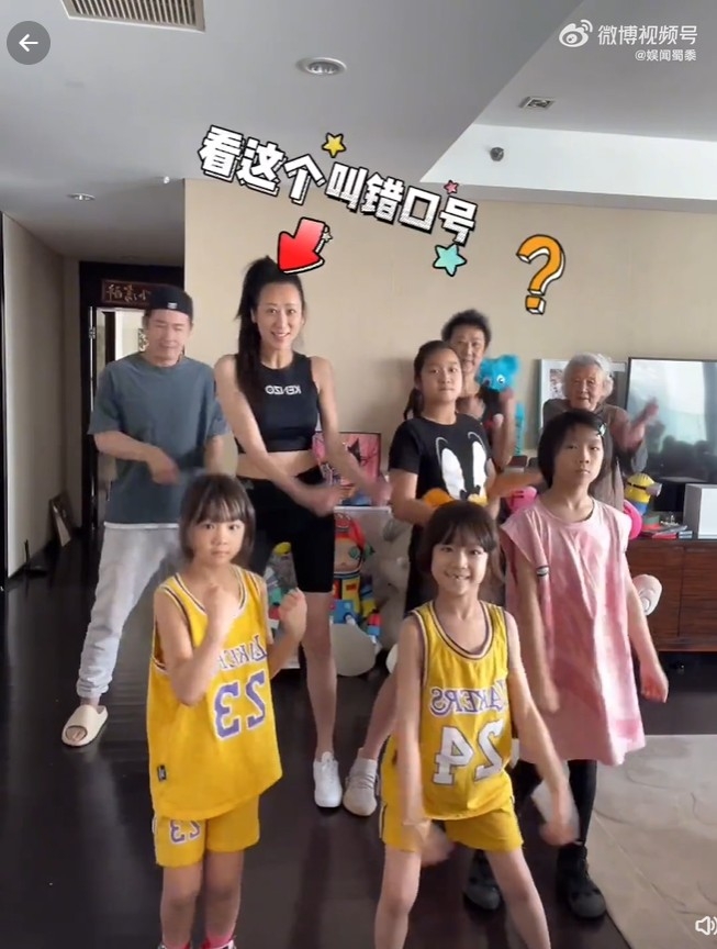 陳浩民一家大細在家中條健身操。