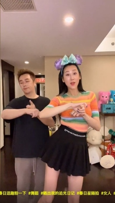 夫婦一起跳舞。
