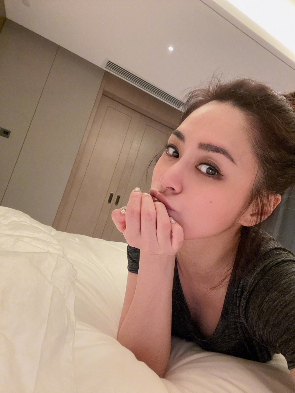 阿嬌喺微博晒出自拍,罕有小露性感大騷「事業線」