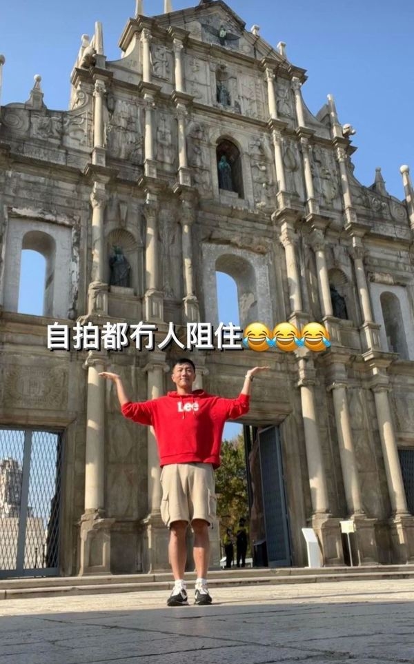 劉浩龍晒出打卡照：「自拍都無人阻住」