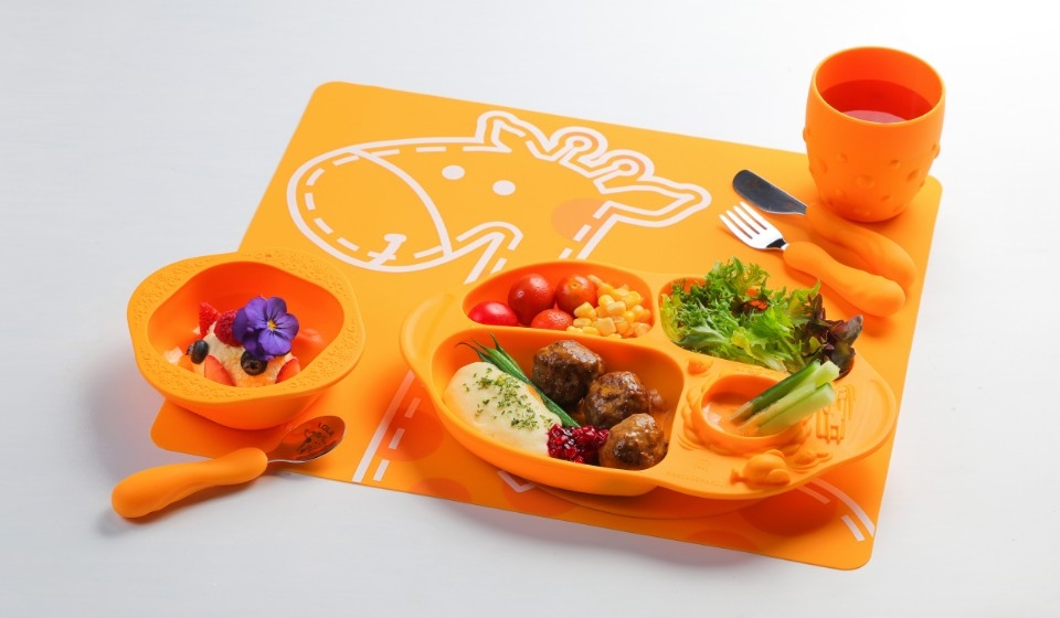 自家製牛肉及豬肉肉丸（配薯蓉、新鮮時蔬、沙律菜、車厘茄、青瓜、粟米、越橘莓果醬及千島醬）