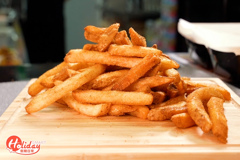 食量大的朋友可以叫包小食的套餐，記者推介即炸的粗切薯條，配上以孜然粉、蒜粉、洋蔥粉調配而成的小茴粉！