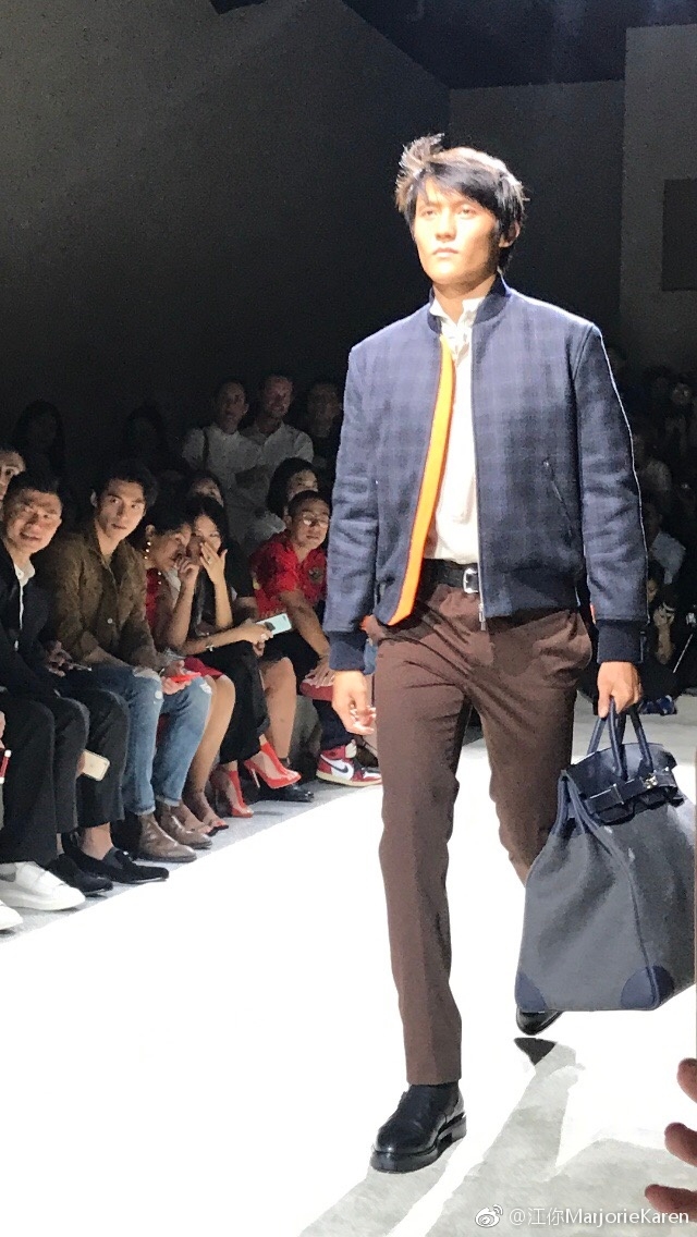 馬在驤身材高大，有行catwalk嘅經驗