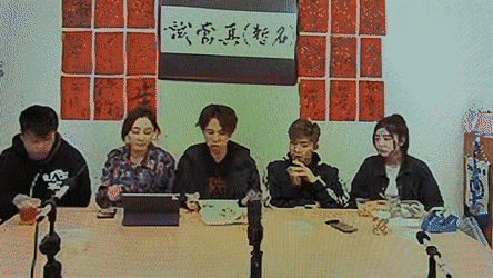 兩人仲開心share一杯凍檸茶，關係親密！