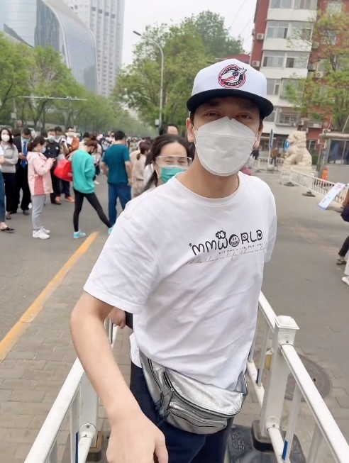 件T裇睇落「巢咪掹」，好似喺衣櫃底搵出嚟嘅咁，陳曉東另外仲孭咗個銀色腰包，不過就有啲鬆，有下墜嘅跡象