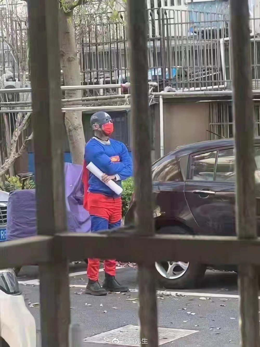有男士裝扮成超人出門