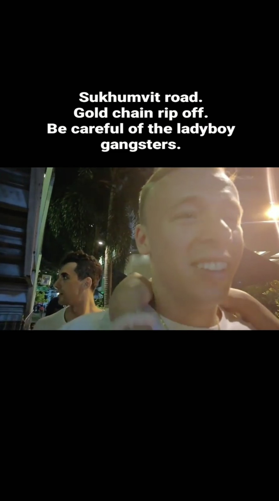 喺街頭自拍期間,突然有一位長髮美女主動行前獻上擁抱