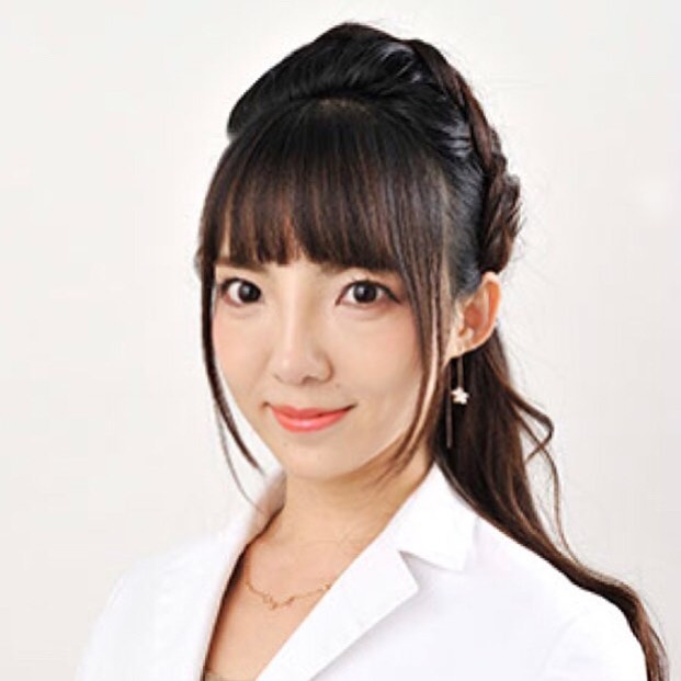 日本一名眼科醫院院長憑「愛新覺羅」姓氏、顏值以及學歷引來網民關注。