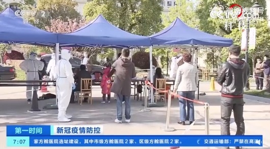 上海疫情爆發後宣佈封城,每日持續進行核酸檢測
