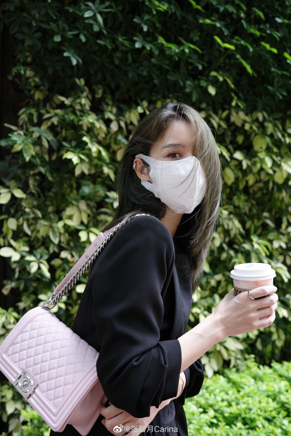 睇返張馨月上個月都有孭呢個袋出門歎咖啡,睇嚟佢好中意呢個粉紅嘅Chanel!