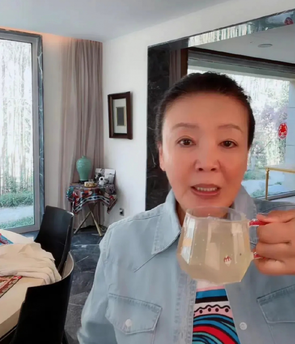 近日開直播時有人問佢：「你老公是誰啊？」一向直言嘅張蘭直接回：「我老公是汪小菲的爸爸啊」