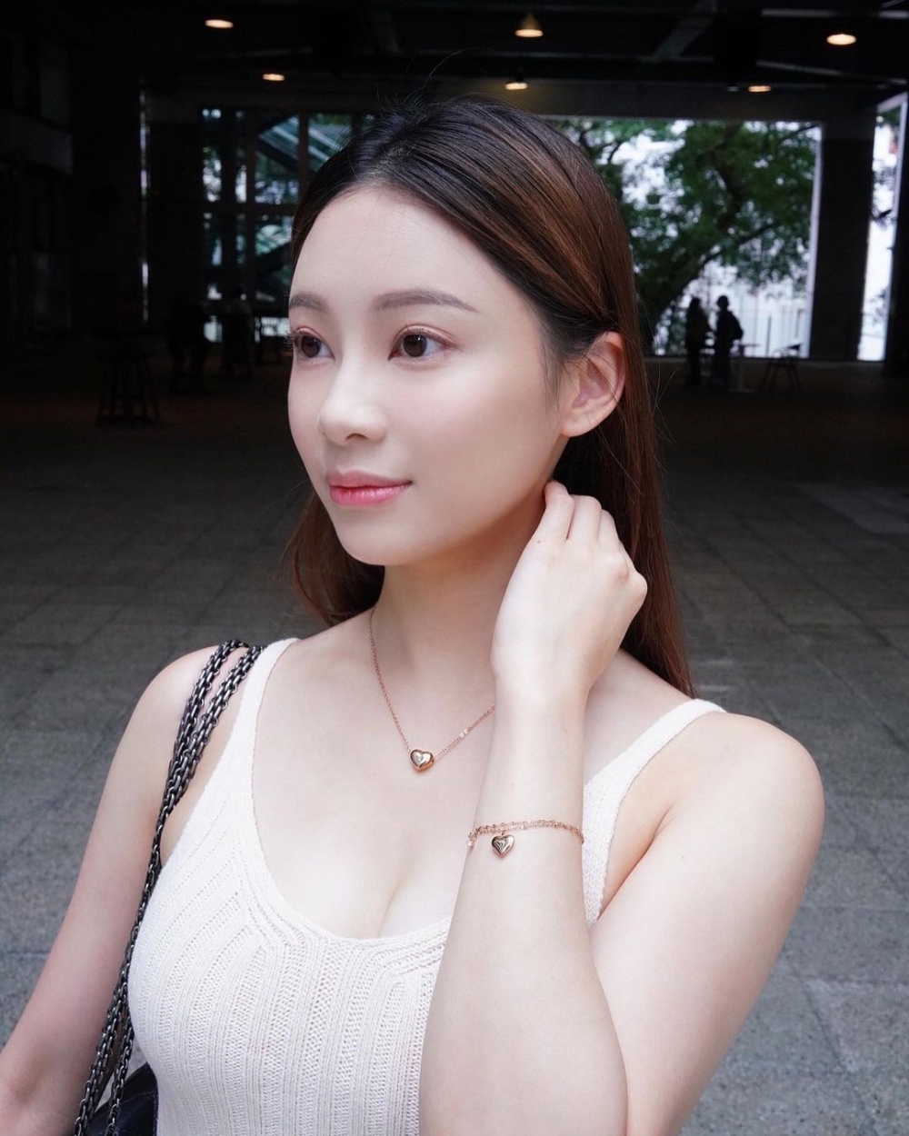 葉蒨文就承認同鍾培生識咗好多年，但並非單獨出席活動，而係成班人一齊去。