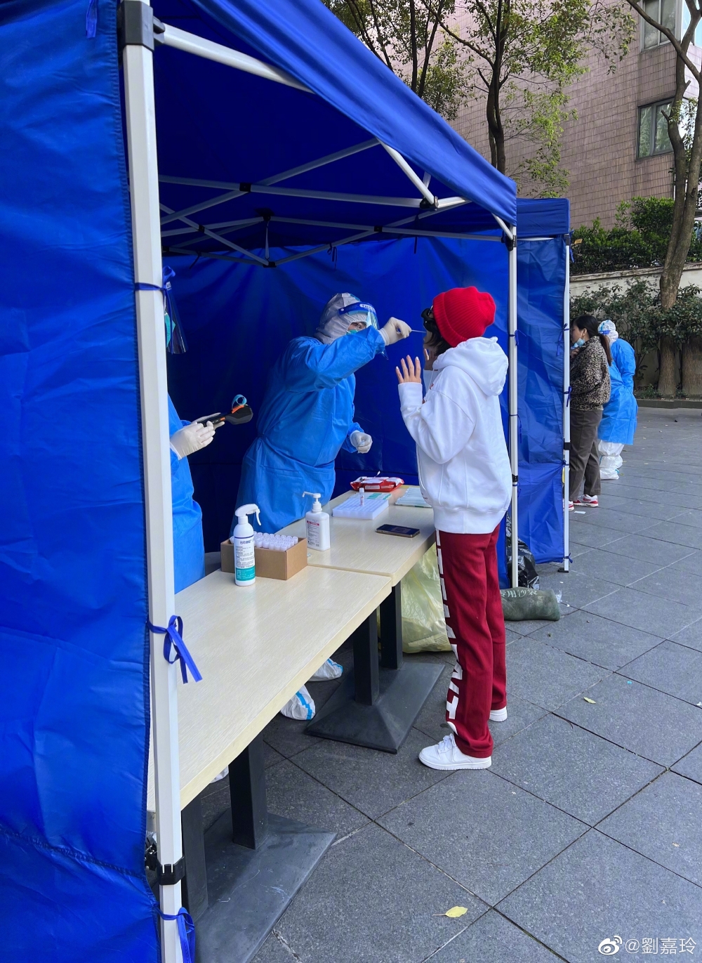 劉嘉玲近日到樓下做檢測。