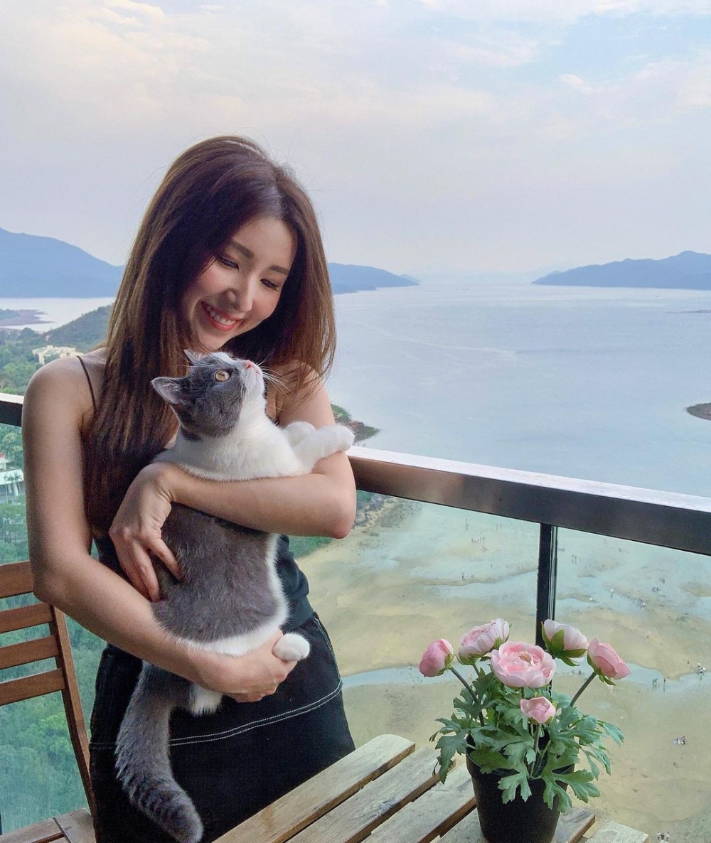 從譚嘉儀IG公開嘅日常照可見，佢住所望到無敵大海景