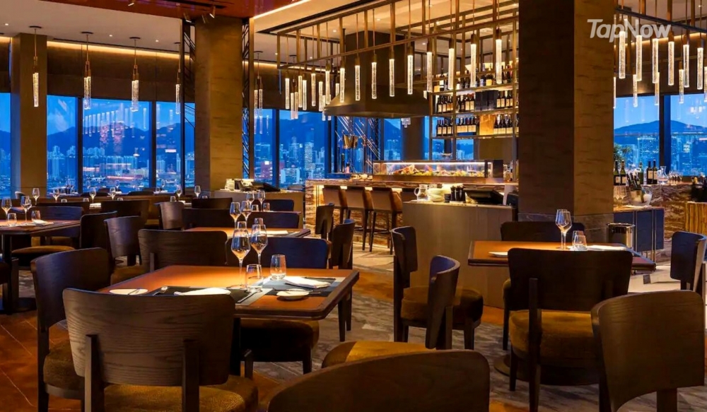 Cruise空中餐廳及酒吧位於酒店頂層