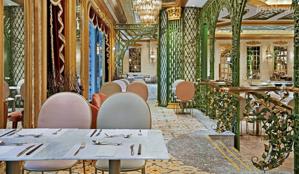 在維多利亞宮廷式裝潢嘅餐廳內用餐，心情都靚啲！