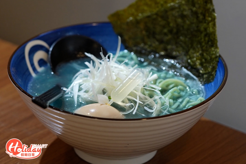 變色蝶豆花湯拉麵的湯底為木耳、昆布及雞湯,加了蝶豆花令湯底呈現藍色。
