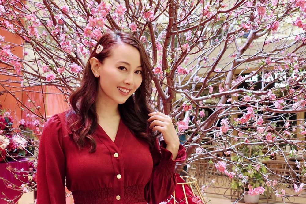 「性感女星」袁嘉敏突然喺IG Story連環出post鬧爆「百億富三代」鍾培生父子