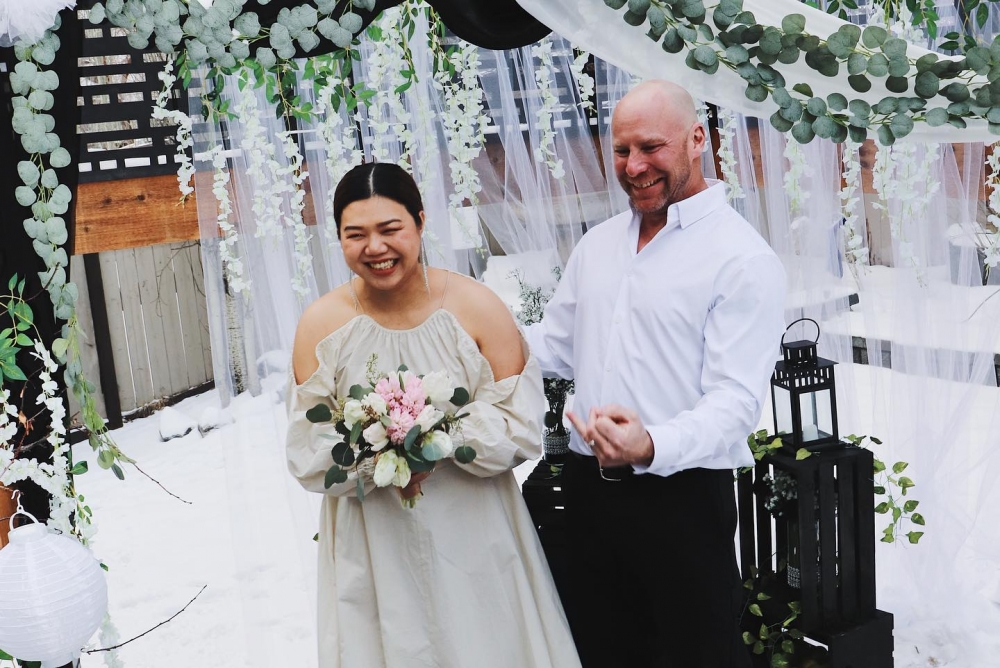 鄧小巧日前與加拿大男友「白先生」結婚並喺社交網站公開婚照