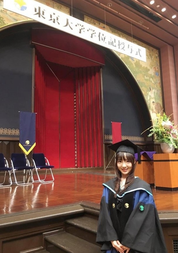 愛新覺羅維在日本取得醫學相關學位。