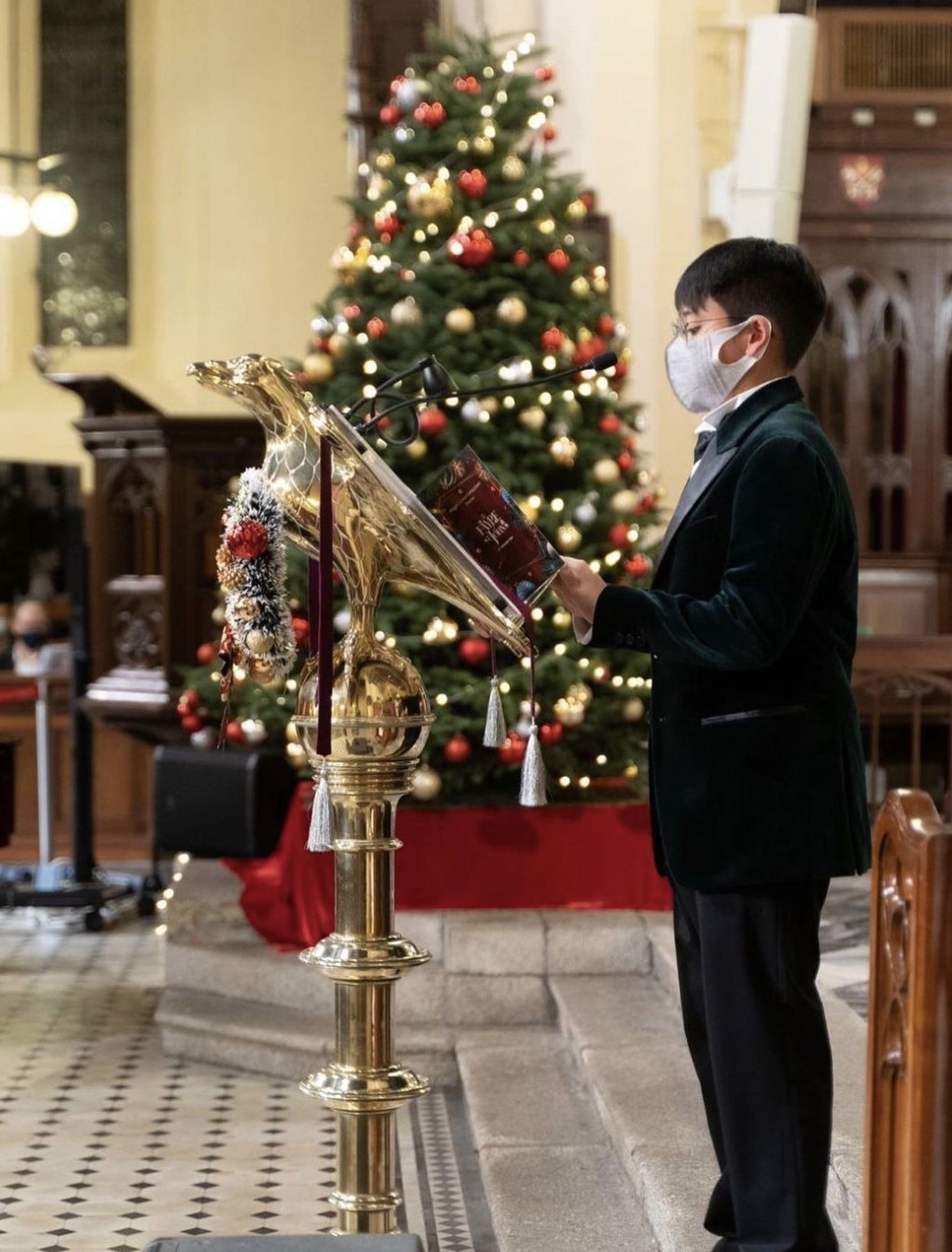 戴咗眼鏡嘅佢仲同爸爸許晉亨好似添！