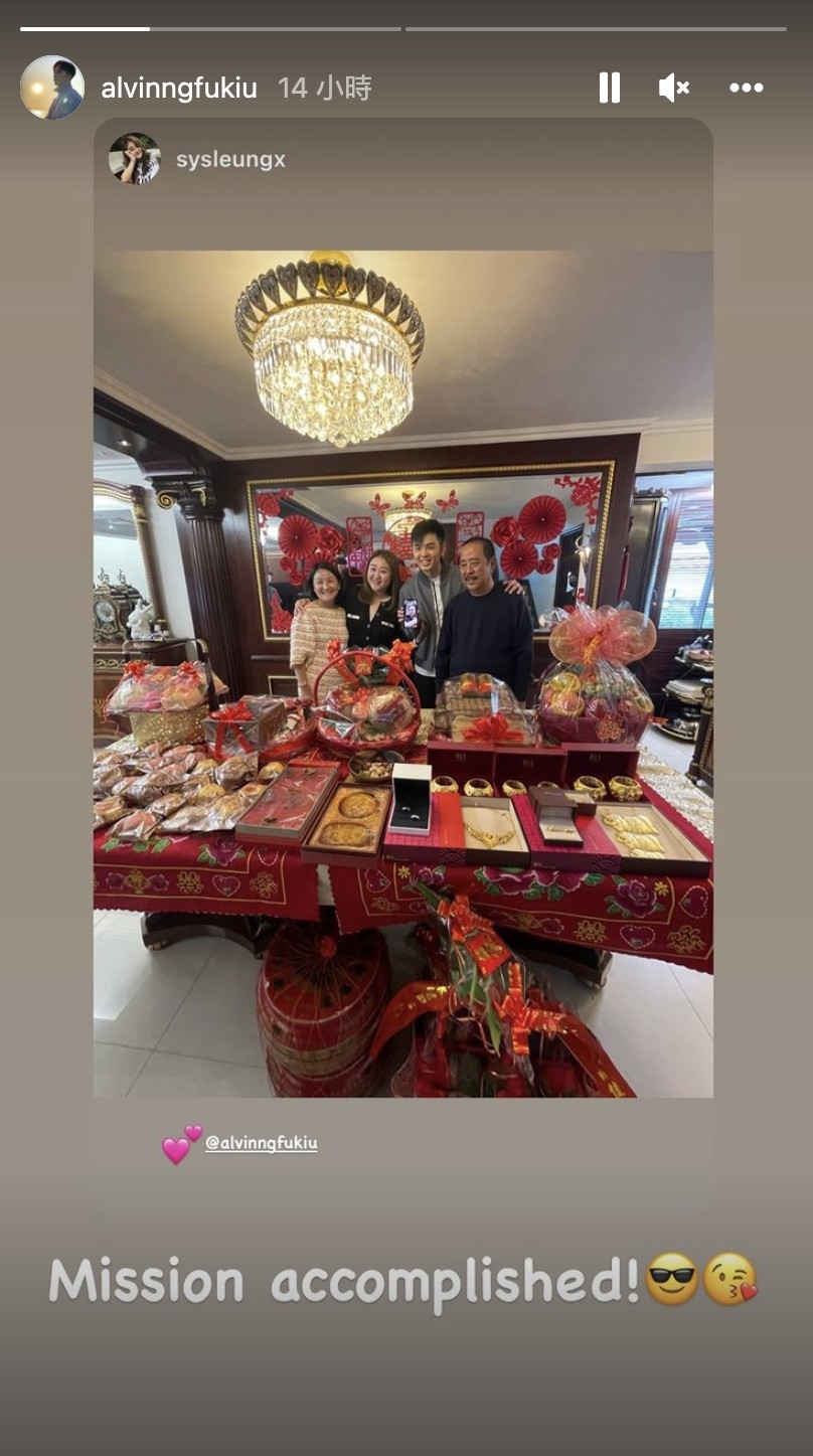 伍富橋日前到未婚妻Shirley屋企過大禮,枱上嘅3對龍鳳鈪以及其他金器十分搶眼