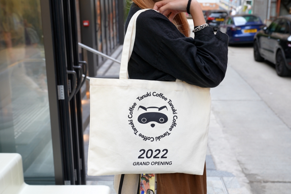 店舖另限量發售一系列精品，包括T-shirt和tote bag等，一兩星期後會有其他周邊產品，所有產品限量發售，未來亦會推出恆常產品，有可能不涉及咖啡主題，目的就是欺騙大家的金錢！