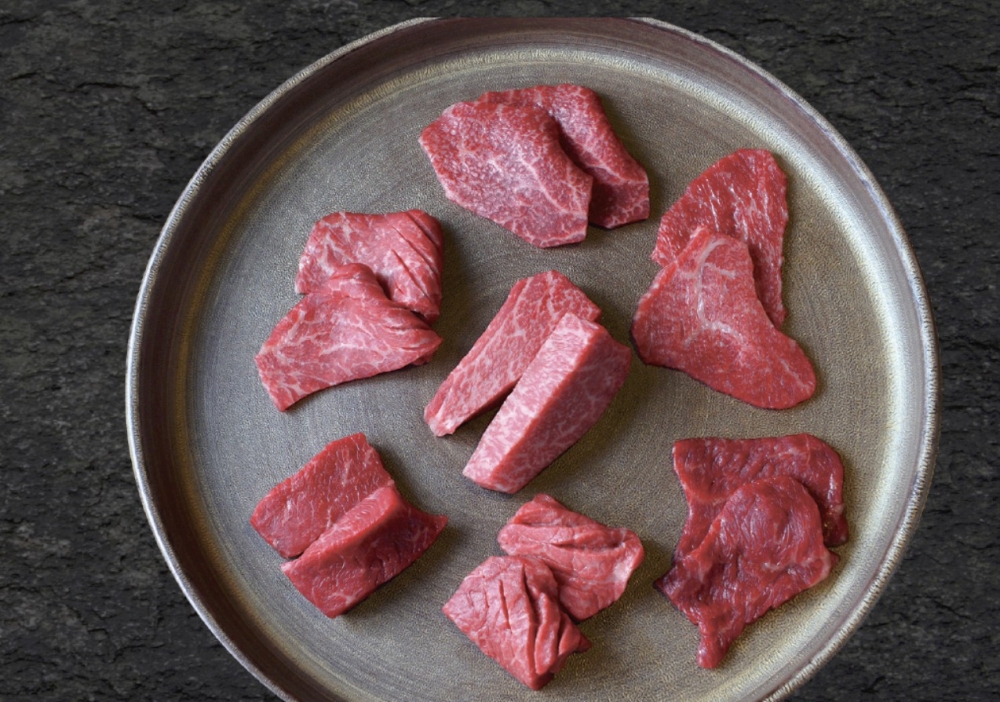 必食套餐有「特選赤身燒肉盛合·七點」,可以一次過食勻辣椒肉、牛柳、肩三角、上後腰脊肉等7款高質靚牛肉。