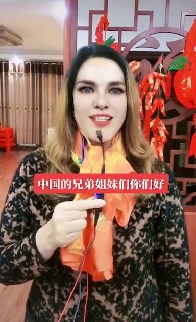 「俄羅斯娜娜」每次影片開頭都會講「「中國的兄弟姐妹們你們好」!