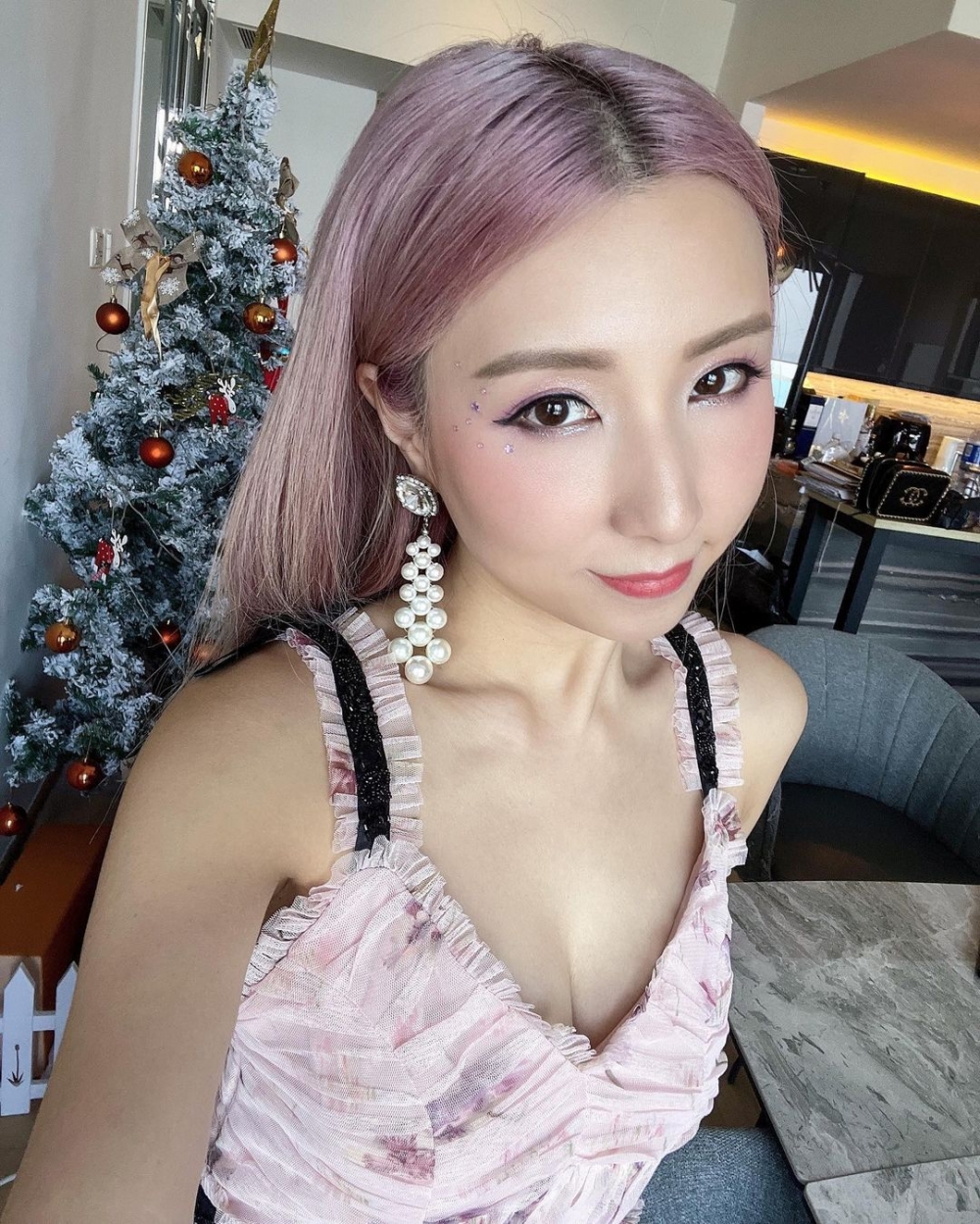 譚嘉儀出道後獲安排唱劇集主題曲、插曲等