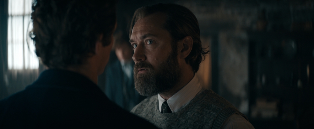 鄧不利多得知葛林戴華德想建立一個「完全由巫師統治麻瓜的世界」，但因曾結下血盟，不能對對方出手。