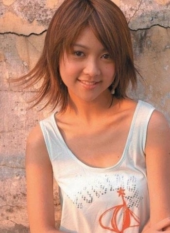 年僅22歲嘅佢臉上仲有baby fat，十分青春。