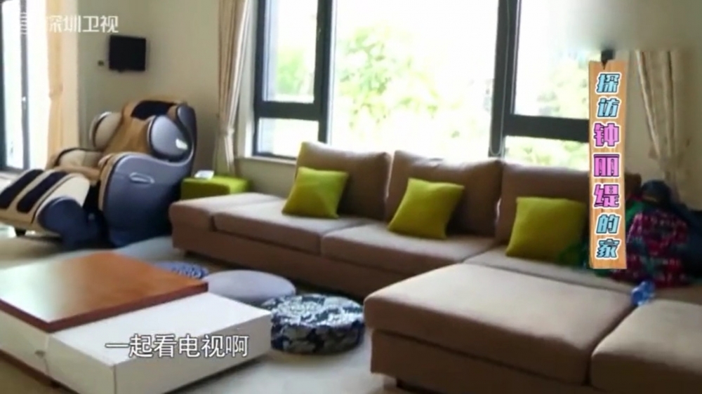 連著開放式廚房嘅大廳