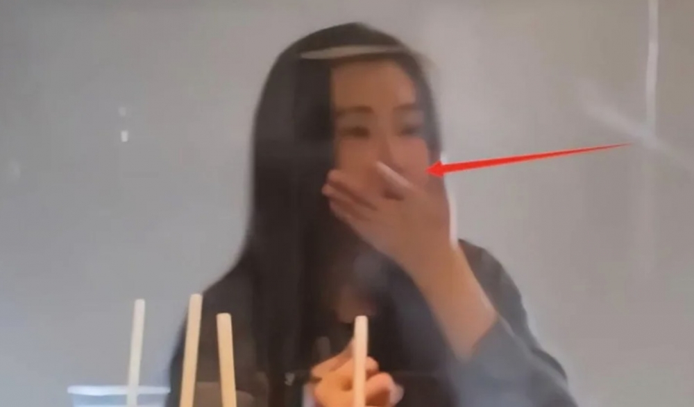 期間，王祖賢亦好有禮貌地掩住嘴巴同朋友傾計～