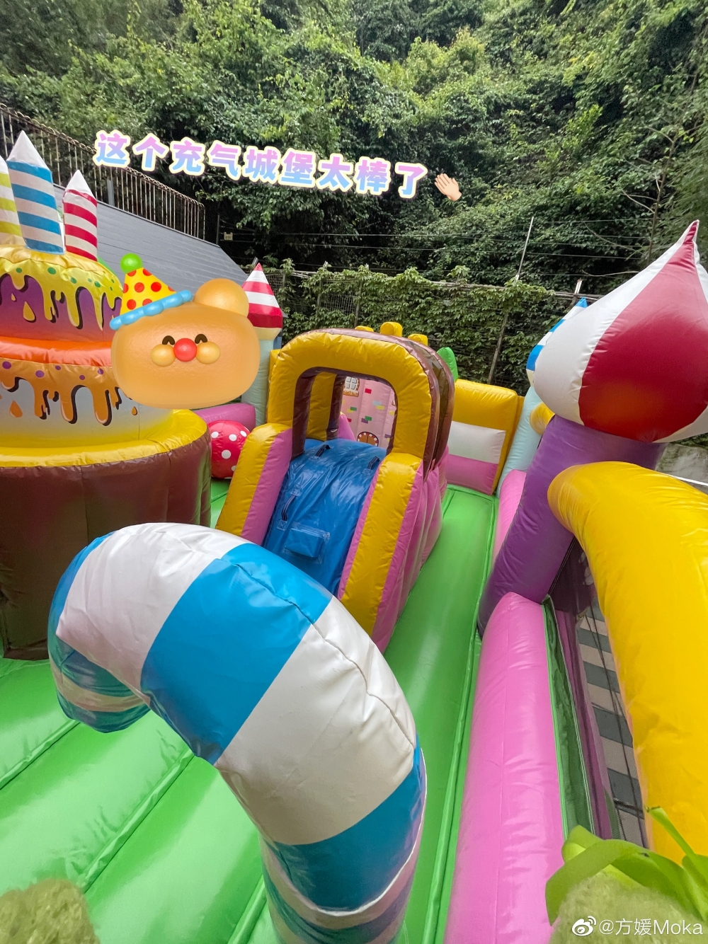 方媛喺屋企整咗個吹氣樂園俾囡囡玩~