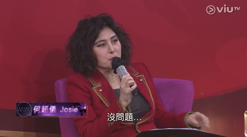 評審之一嘅何超儀服裝打扮,都令網民感到震驚!