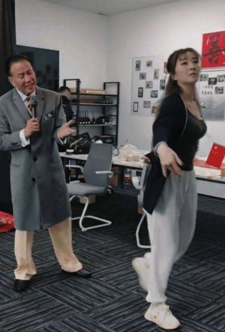 只見佢身旁仲有一位女伴舞為佢助慶~