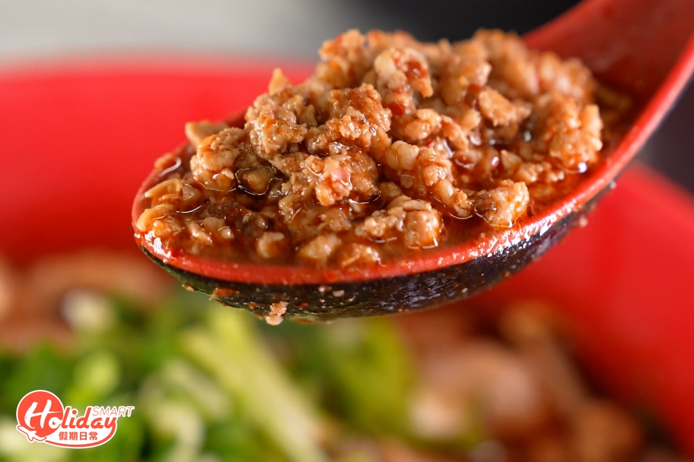 豬頸肉同樣醃得入味，吃起來瘦而不柴，肉質柔軟。而湯底入口陣陣椒香，喜歡重口味的可一試。