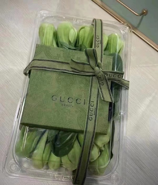 Gucci蔬菜禮盒附上精美蝴蝶結作裝飾,十分高級。