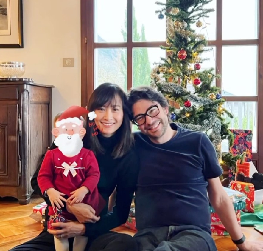 事業如意嘅法拉家庭亦十分美滿,佢同法籍老公育有一女「小米妮」